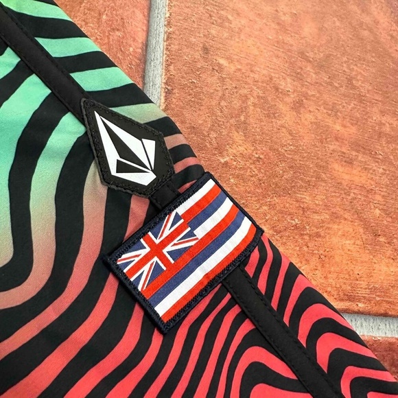 NWT Volcom Mens Colorful Wavy Pattern Drawstring Mod-Tech Boardshorts Size 28 - Picture 2 of 16